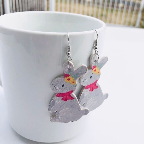 Faux leather tear drop dangle fashion earrings - Picture 1 of 3